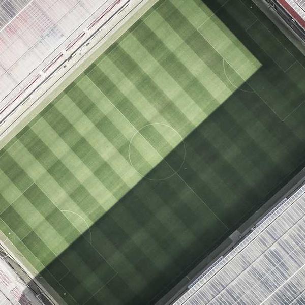 骑行在山间的人