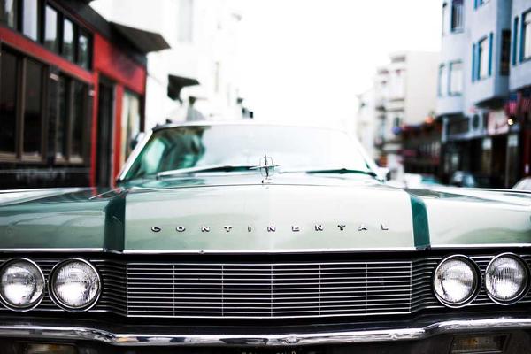 汽车钥匙放在驾驶座上，窗外是开阔的风景