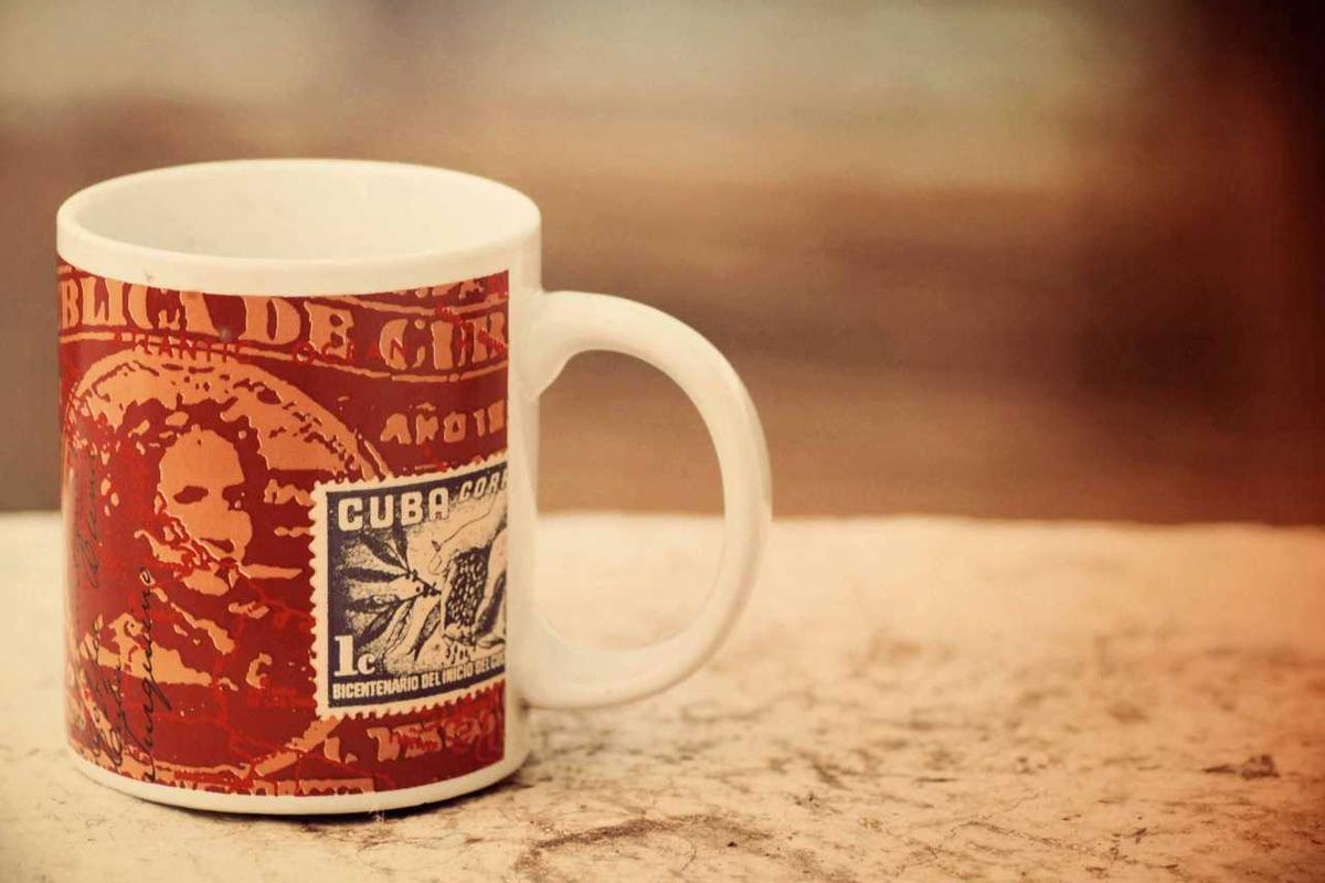 陌生小镇的街头咖啡馆